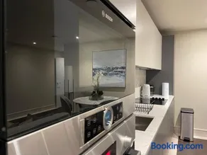 Sophisticated 1BR, 1 BA Chigwell Designer Flat CHCL F2 - Image 3