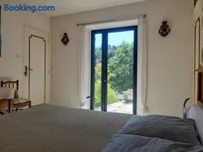Chambre et terrasse dans une ancienne bergerie - Image 2