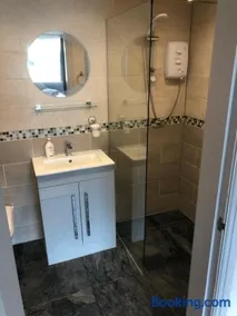 Private en-suite guestroom Ruthin - Image 3