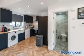 Chic Urban Haven with Double Bed House - Image 3