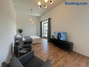 Apartment Yellow Rose, Perfect Location with Free Parking, 24h Checkin & Balcony - Image 1