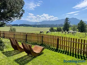 Apartamento vacacional apta para familias con jardín, terraza y barbacoa | Vistas a la montaña | Admite mascotas - Image 1