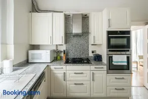 Four Beds by the Station - Image 3