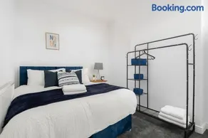 Entire 4 Bedroom house in Bootle Liverpool-Ideal for contractors, family and group-Free Parking & Free internet-Sleeps 7 - Image 4