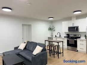 Upscale One Bedroom Suite in New Build - Image 3