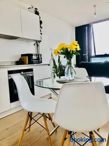 1 bedroom luxury apartment 20 min from centre - Image 2