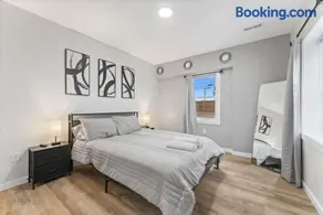 Two Dulles homes 1 price sleeps 16 w/EV parking - Image 2