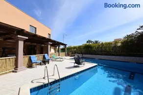 Flintstone Guest House בית ההארחה בן 11 החדרים אינו וילה פרטית אתם מזמינים רק חדרים לא את כל הוילה - Image 3