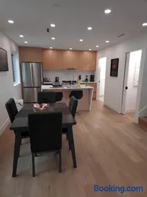 Stylish Vancouver Townhouse 2BR Family-Friendly Comfort - Image 2