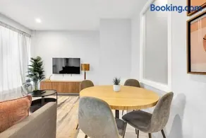 Stylish 2BR West End Gem steps to Queen West - Image 3