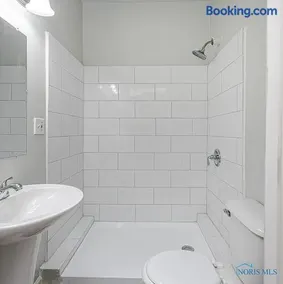 Cozy 2BR Home Near Toledo Hospital - Image 5