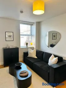 1BR Flat By Ankers Short Term Rental Agency Manchester Near Altrincham Market with Free Parking - Image 2