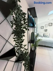 Coastal Gem - Private Parking & Air Conditioning - Image 3