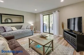 Bella Vista Townhome w/ Deck Near Back 40 Trails! - Image 2