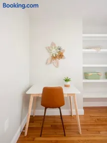 Jennifer's Cozy Apt Near Brown w In Unit Laundry - Image 4