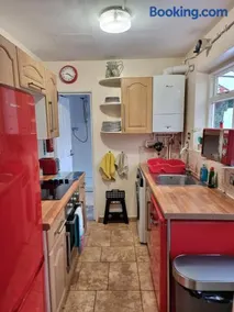 Canterbury within the city wall - Sleeps 7 - Pet-Friendly with Garden - Image 3