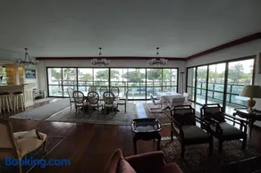 Maravilhoso apartamento frente ao mar em excelente localização - Image 1