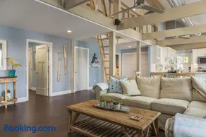 Luxury Marblehead Condo - Image 1