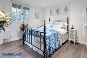 Tranquil Rivereside Retreat Cosy Chalet - Image 2