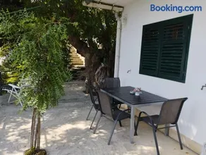House B - with spacious terrace and beautiful view - Image 4