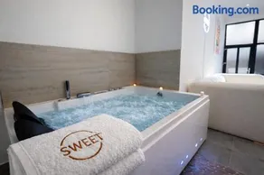 Le Sweet - By BEST KEYS - Suite Design avec Spa Privatif Balnéo - Centre-Ville - Lit Queen Size - Smart TV Netflix - Ambiance Romantique - WiFi Fibre - Check-in Autonome - Image 2