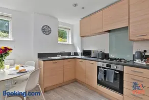 OnSiteStays - Contemporary 2 Bed Apt with Ensuite, 2 x Free Parking Spaces & a Balcony - Image 2