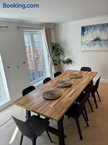 Spacious 5-Bedroom Home in Winkfield Row, Ascot - Image 5
