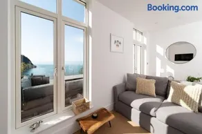 Harbour Tide, Inviting 3 BR Apt, Large Terrace and Sea View, Parking - Image 3