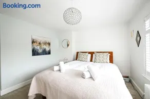 Stylish 3-Bed Home Close to Stansted Airport - Image 3
