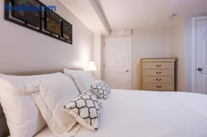 1,200sq ft comfy home, perfect location, luxury bedding, feels like home! - Image 1