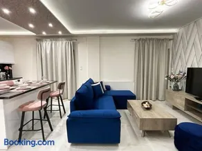 Seafront Luxury Apartment - Image 1