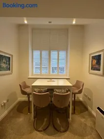 Luxury Moffat Apartment - High End Furnishing - Image 3