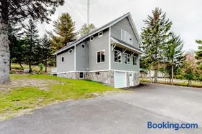 Charming riverfront home with mountain views & private dock - Image 2