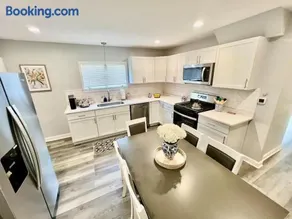 Cozy Chic 4BD 2BA Home in St Charles - Image 2