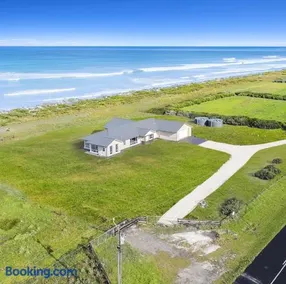 Luxurious Home on the Beachside - Image 2