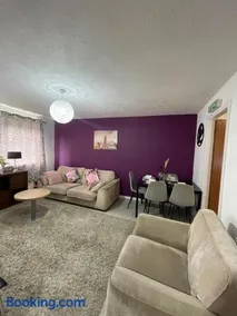 Chic 2 Bed Apartment with Free Parking- Recently Redecorated, 10 Minutes to City Centre - Image 4