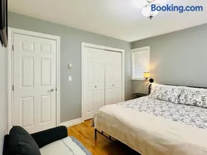 Spacious 5BR 3BA Guest Villa - 10 Min to DT - Pet Friendly, Free Parking - Image 5