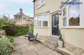 Host & Stay - Castle View - Image 4