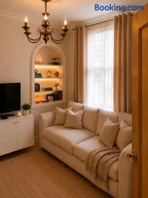 3-bed Victorian Townhouse, Lake District Base, Kendal Town Centre, Parking - Image 4