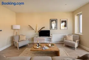 Modern Deluxe Apartment with a Seaview - Image 1