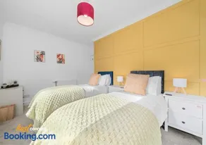 2 Bed Sleeps 4 with Private Parking in Airdrie - Image 3