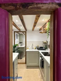 Curiosity Cottage - Image 5