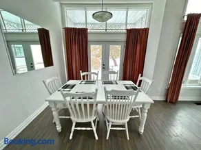 Family Townhome with outdoor pool access - Image 5