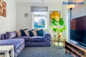 Rayleigh Retreat-Spacious Family 3 Bed Apartment - Image 2