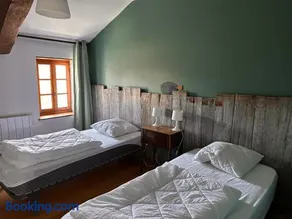 Une maraîchine en bord de conche avec barque sans linge de maison - Image 3