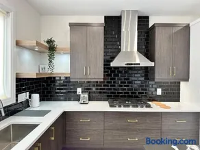 Modern Luxurious Stay - Image 4