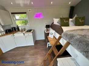 The Stag's Head - Shepherds Hut - Image 4