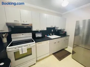 Modern 1BR Near Moss Rehab Monthly Deal - Image 5