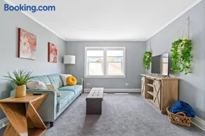 Norwood Park/Edison Park! Workstation & In-unit Laundry! 2nd Floor Apt - Image 1