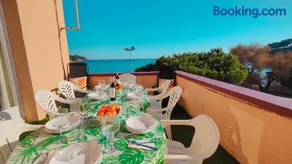 Apartamento con jardín a 11 metros de la playa. CG. - Image 1